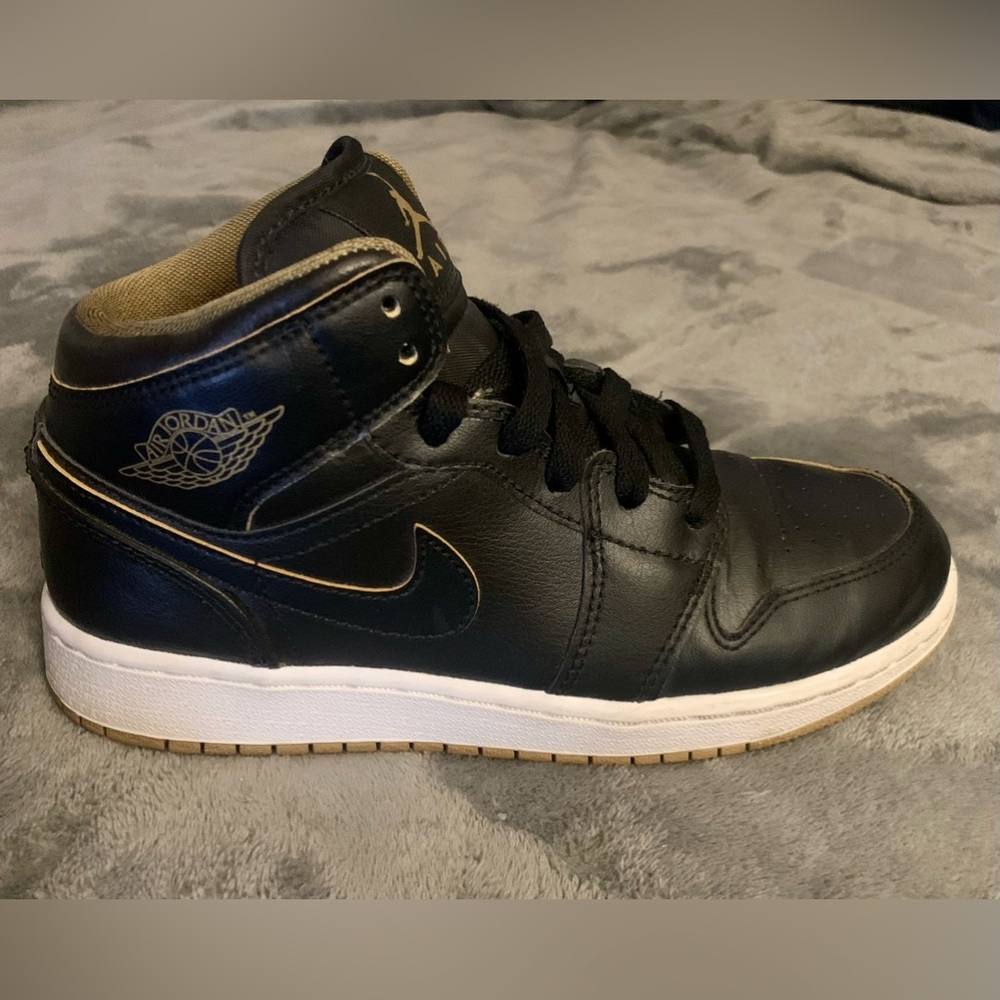 NIKE AIR JORDAN ONE RETRO MID - BLACK & METALLIC GOLD